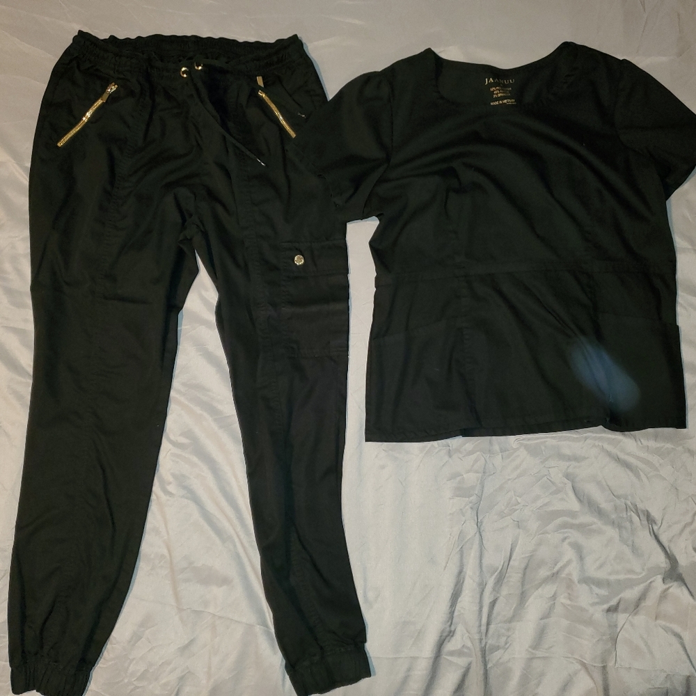 Jaanuu scrub set